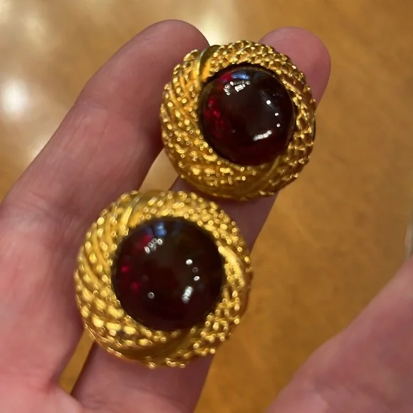 Vintage authentic Chanel red Gripoix glass cabochon gold plated clip on earrings - Picture 12 of 15